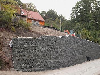 An der Kreisstraße HAS 19 am Ortsausgang von Steinbach in Richtung Schönbach wurde nun diese Gabionenwand eingebaut.  Fotos: gg