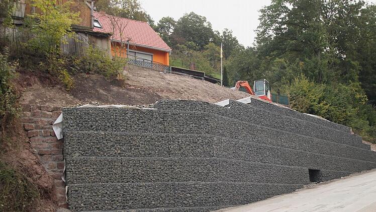 An der Kreisstraße HAS 19 am Ortsausgang von Steinbach in Richtung Schönbach wurde nun diese Gabionenwand eingebaut.  Fotos: gg