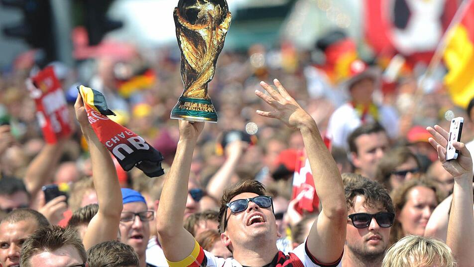 Am Dienstag jubeln die Fans in Berlin der Nationalmannschaft noch ausgelassen zu. Doch: Was bleibt uns in Deutschland von der Fußball-Weltmeisterschaft? Foto: Daniel Bockwoldt/dpa