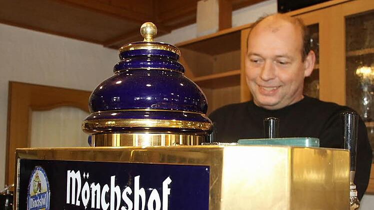 Oliver Burkhardt bereitet seit Dezember mit seiner Frau und weiteren Helfern alles für die Eröffnung vor. Selbstverständlich auch die Schankeinrichtungen und alles, was zwischen Küche und Gastraum laufen soll.  Foto: Michael Busch