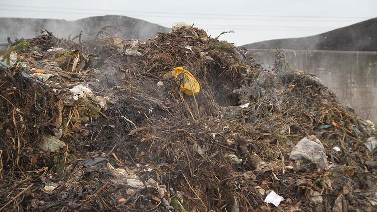 Nach der ersten Siebung wird der Kompost wieder aufgesetzt. In dem Haufen werden Temperaturen von bis zu 70 Grad erreicht.