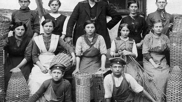 Ein typisches Bild aus der Zeit des Ersten Weltkriegs - eine Gruppe von Korbflechtern, zu deren Sortiment auch Geschosskörbe für verschiedene Kaliber gehörten.