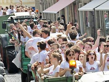 Jubelnde Abiturienten ziehen auf Wagen, gezogen von Traktoren, durch die Innenstadt. Fotos: Corinna Igler