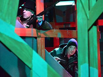 Auf der Suche nach dem Fuchs sind Ingo Pfeiffer (links) und Benjamin Jorns im Stück "Foxfinder" im Theater Schloss Maßbach.  Foto: Sebastian Worch