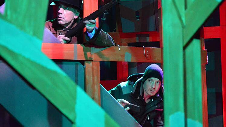 Auf der Suche nach dem Fuchs sind Ingo Pfeiffer (links) und Benjamin Jorns im Stück "Foxfinder" im Theater Schloss Maßbach.  Foto: Sebastian Worch
