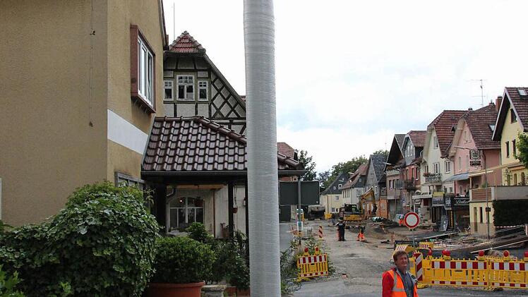 Der Mitwitzer Bürgermeister Hans-Peter Laschka hinter einer der Stelen, die im Ortszentrum für die Beleuchtung sorgen.  Foto: Friedwald Schedel