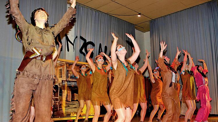 Den Tanz "der Schuh des Manitu" hatte die Showtanzgruppe des Heimatsvereins Steinach einstudiert. Sie bekam dafür in der Lauertalhalle viel Beifall. Foto: Dieter Britz
