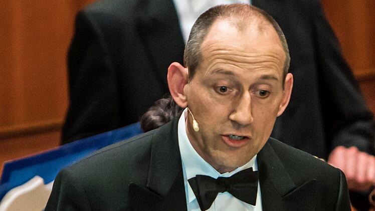 Impressionen vom Auftritt des Alt-Wiener Strauss-Ensembles unter Leitung von Ralph Kulling bei den Johann Strauss Musiktagen in Coburg: Moderator Peter Gorges.Foto: Jochen Berger