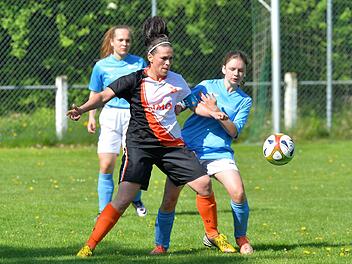 Die "Bixn" um Verena Oeser (weißes Trikot) bekommen noch eine Chance, dem ASV Weisendorf in die Kreisliga zu folgen. Foto: Picturedreams