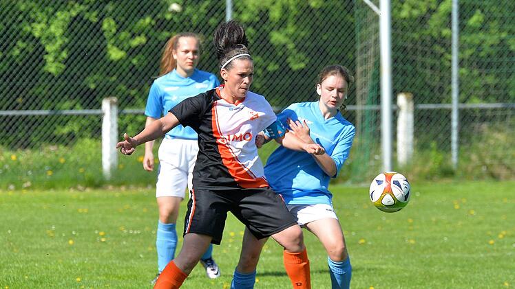 Die "Bixn" um Verena Oeser (weißes Trikot) bekommen noch eine Chance, dem ASV Weisendorf in die Kreisliga zu folgen. Foto: Picturedreams