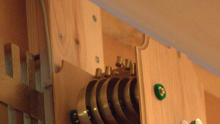 Neu gehört ein Zimbelstern zur Orgel: Wird das klingende Glöckchen-Spielwerk hinter der Orgel aktiviert, lassen kleine Hämmerchen die nicht sichtbaren Zimbeln ertönen. Vorne am Prospekt dreht sich dann ein Metall-Stern. Foto: Bettina Knauth
