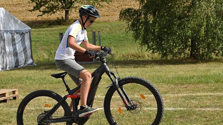 Eine knappe Entscheidung gab es beim erstmals ausgetragenen MTB-Trial-Wettbewerb. Der Sieger Noah Betz aus Unterneuses meisterte die 21 Hindernisse souverän in einer schnellen Zeit. Fotos: Alfred Thieret