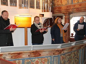Pfiffige Idee: Wenn die Sänger nicht gemeinsam proben können, dann eben jeder für sich. Für die Sänger von Gesangverein und Kirchenchor Melkendorf nehmen (von rechts) Hermann und Gudrun Dunkel sowie Kerstin Weber, unterstützt von Dekanatskantor Christian Reitenspieß, Einzelstimmen für Adventsmusik auf. Foto: Dagmar Besand