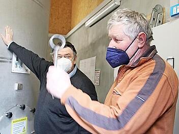 Im besten Zustand ist der Hochwasserbehälter für die Rugendorfer Wasserversorgung. Im Bild Wasserwart Helmut Wunder (rechts) und Gemeinderat Martin Hohlweg