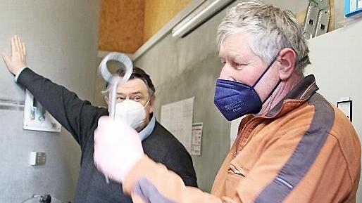 Im besten Zustand ist der Hochwasserbehälter für die Rugendorfer Wasserversorgung. Im Bild Wasserwart Helmut Wunder (rechts) und Gemeinderat Martin Hohlweg