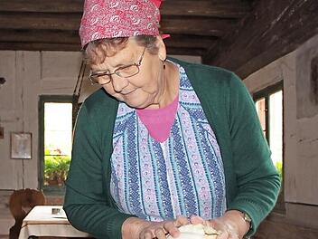 Gehobeltes Wei&szlig;kraut wird anschlie&szlig;end gestampft und fermentiert. So ist es als Sauerkraut den ganzen Winter &uuml;ber haltbar.