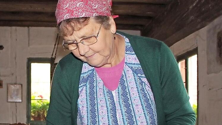 Gehobeltes Weißkraut wird anschließend gestampft und fermentiert. So ist es als Sauerkraut den ganzen Winter über haltbar.