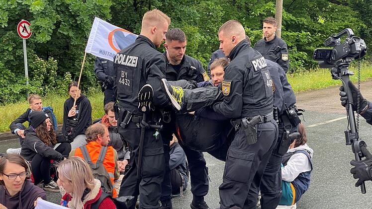 "Letzte Generation" sorgt für Aufruhr in Nürnberg - Polizei muss eingreifen