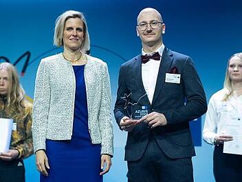 Swaantje Creusen, Vorsitzende des DIHK-Bildungsausschusses, zeichnet Robin Hornschuh aus.