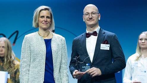 Swaantje Creusen, Vorsitzende des DIHK-Bildungsausschusses, zeichnet Robin Hornschuh aus.