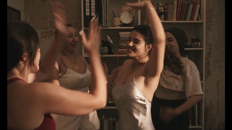 Hazal (Melia Kara) feiert gemeinsam mit ihren Freundinnen ihren 18. Geburtstag. Nach dem Vorgl&uuml;hen zu Hause soll es noch in einen Club gehen.