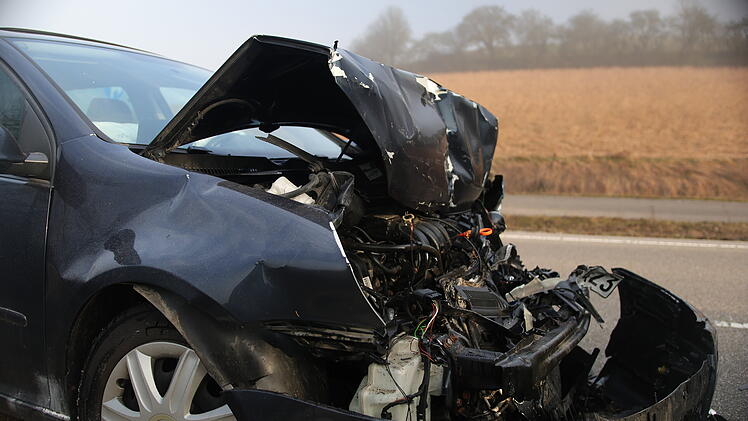 Schwerer Auffahrunfall auf der B13 bei Ansbach - Fahrer wird verletzt