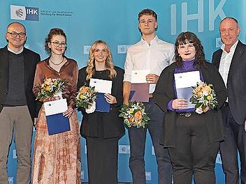 Pr&uuml;fungsbeste (von links): Mathias Schuch (Wirtschaftsf&ouml;rderung - Stadt Erlangen), Marion Hopfenzitz, Lea D&uuml;tsch, Eike Barth, Maja Heubeck und IHK-Gremiumsvorsitzender Johannes Hofmann.