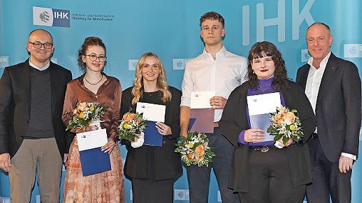 Pr&uuml;fungsbeste (von links): Mathias Schuch (Wirtschaftsf&ouml;rderung - Stadt Erlangen), Marion Hopfenzitz, Lea D&uuml;tsch, Eike Barth, Maja Heubeck und IHK-Gremiumsvorsitzender Johannes Hofmann.