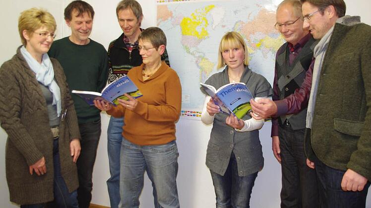 Die Kronacher Rotarier spendeten 3500 Euro für ein Migrations-Projekt. Die Deutsch-Lehrerinnen Christine Witton und Eva-Maria Kick zeigen die Deutsch-Bücher, die vom Rotary Club angeschafft wurden. Das Bild zeigt (von links): Geschäftsführerin Karin Pfadenhauer, Gerd Weickert und Elmar Jonas vom Migrationsdienst, die Deutsch-Lehrerinnen Christine Witton und Eva-Maria Kick sowie Andreas Wolf und Markus Schleicher vom Rotary Club Kronach. Foto: Heike Schülein