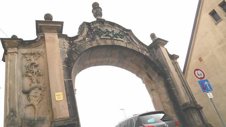 Für Pkw ist es relativ einfach, das Tor zu durchfahren, weil der Begegnungsverkehr ausgeschlossen ist.Foto: Hanslok