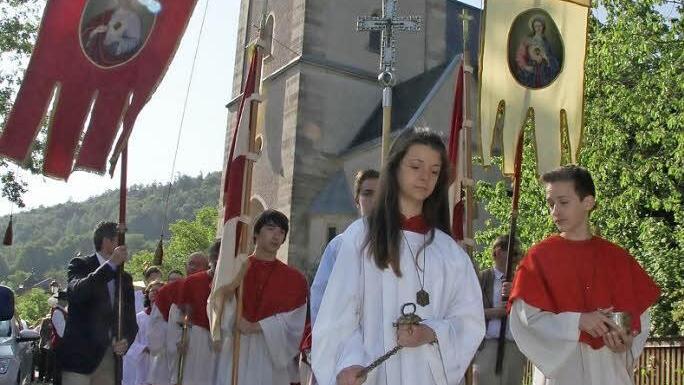 Der Prozessionszug an Fronleichnam war beeindruckend lang. Bei herrlichem Sonnenschein legten die katholischen Christen ein Zeugnis ihres Glaubens ab und trugen "das Allerheiligste" durch die Straßen.