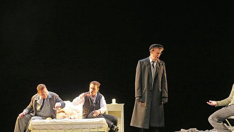 Szene aus der Neuinszenierung von "La Bohème" am Landestheater CoburgFoto: Henning Rosenbusch