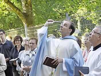 Kaplan Paul Reder erbat Gottes Segen für die restaurierte Madonnenstatue mit dem dem Jesuskind am neuen Standort. Fotos: Peter Klopf