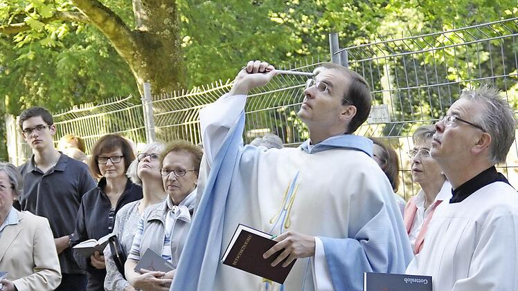 Kaplan Paul Reder erbat Gottes Segen für die restaurierte Madonnenstatue mit dem dem Jesuskind am neuen Standort. Fotos: Peter Klopf