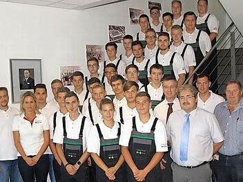 Die Auszubildenden und dualen Studenten am Schaeffler-Standort in Höchstadt mit Personalleiter Bernhard Hobner (Vierter von rechts), Werkleiter Harald Finster (Dritter von rechts), Ausbildungsleiter Wolfgang Sperber (Zweiter von rechts), stellvertretendem Betriebsratsvorsitzenden Alfred Kupfer (rechts) sowie Ausbilder Martin Gruber (links) und Tina Paulus vom Personalmanagement Ausbildung (Zweite von links)  Foto: pr