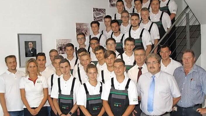 Die Auszubildenden und dualen Studenten am Schaeffler-Standort in Höchstadt mit Personalleiter Bernhard Hobner (Vierter von rechts), Werkleiter Harald Finster (Dritter von rechts), Ausbildungsleiter Wolfgang Sperber (Zweiter von rechts), stellvertretendem Betriebsratsvorsitzenden Alfred Kupfer (rechts) sowie Ausbilder Martin Gruber (links) und Tina Paulus vom Personalmanagement Ausbildung (Zweite von links)  Foto: pr