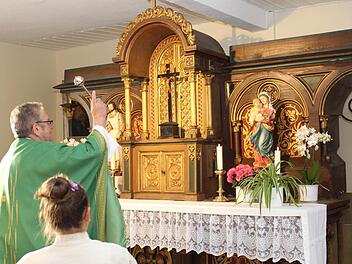 Pater Gabriel Ramos Valiente segnete die beiden gespendeten Heiligenfiguren. Foto: Evi Seeger