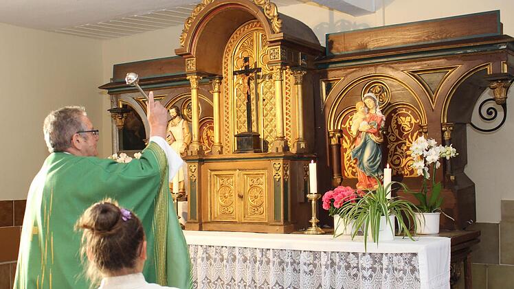 Pater Gabriel Ramos Valiente segnete die beiden gespendeten Heiligenfiguren. Foto: Evi Seeger