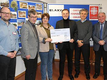 Spendenübergabe (von links): Lorenz Freitag, Heimleiter St. Josef, stellvertretender Caritas-Geschäftsführer Norbert Hartz, die künftige Leiterin des Hospizes Simone Lahl, Robert Müller und Markus Schäferhoff sowie Richard Reich.  Foto: Desombre