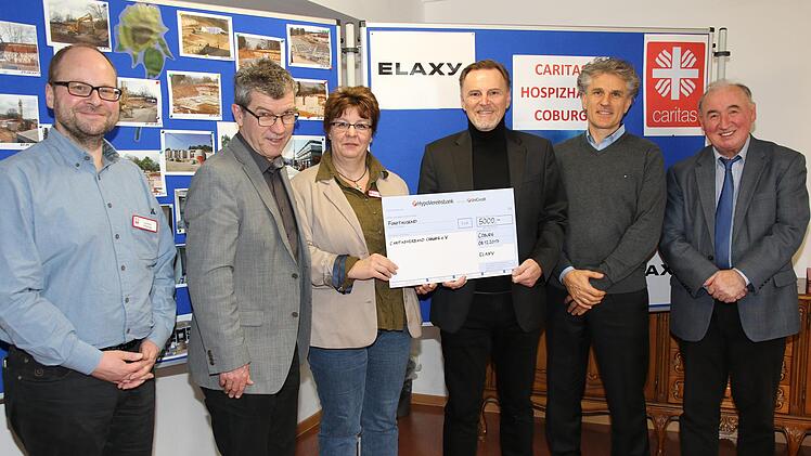 Spendenübergabe (von links): Lorenz Freitag, Heimleiter St. Josef, stellvertretender Caritas-Geschäftsführer Norbert Hartz, die künftige Leiterin des Hospizes Simone Lahl, Robert Müller und Markus Schäferhoff sowie Richard Reich.  Foto: Desombre