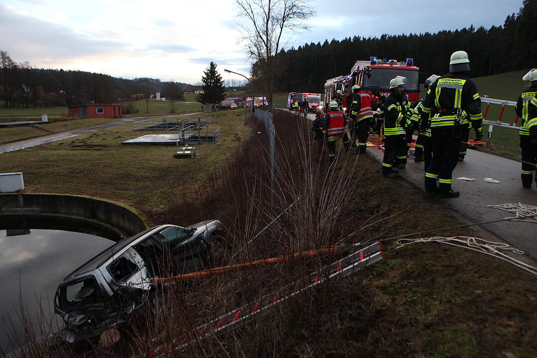 Auto stürzt nach Auffahrunfall bei Ansbach beinahe in Klärbecken