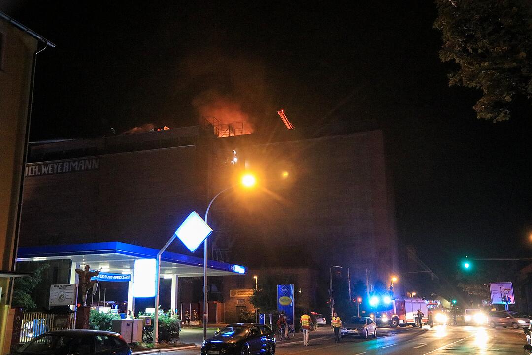 Malzfabrik Weyermann in Bamberg in Flammen: Einsatzkräfte kämpfen vor Ort gegen den Brand