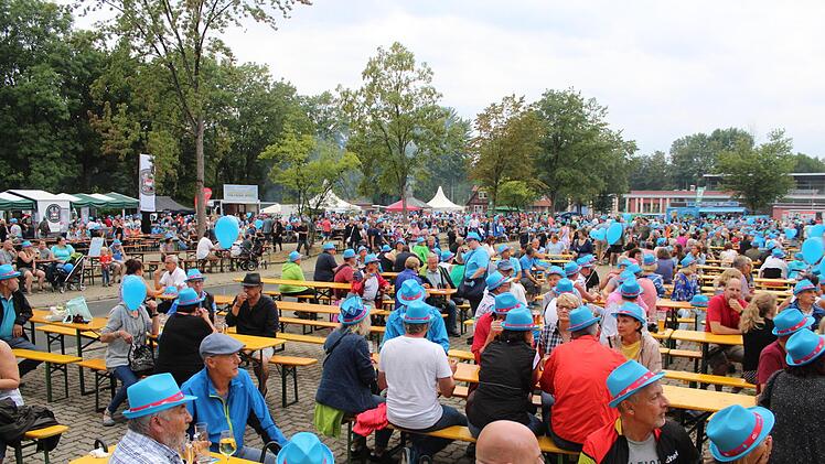 Das Festival-Gelände vor dem Aqua-Riese-Bad war riesig und bald in blaue BR-Hutfarben getaucht.