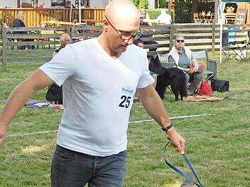 Herr und Hund verstehen sich.