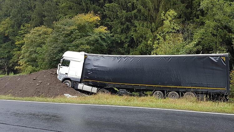An  dem Lkw entstand ein Totalschaden. Foto: Polizeiinspektion Ludwigsstadt