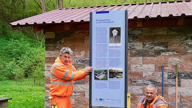 Roland Klob (links) und J&uuml;rgen Feulner beim Aufstellen der Infotafel an der Kneippanlage