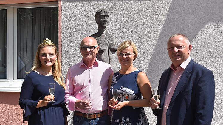 Bei der Eröffnung der Kunstwoche in Ramthal (von links): Weinprinzessin Linda Keller, Vereinsvorsitzender Bernhard Gößmann-Schmitt, Stellvertreterin Astrid Schmitt und Schrimherr Landrat Thomas Bold.