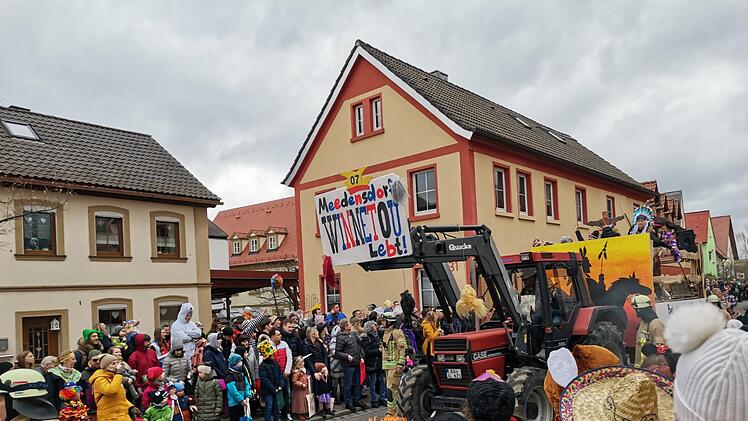 Memmelsdorf Faschingsumzug 2023: Die schönsten Bilder in der Fotostrecke - Narren holen Winnetou zurück