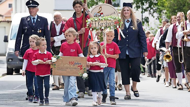 Die Freiwillige Feuerwehr Kersbach feierte ihr 150-j&auml;hriges Jubil&auml;um. Beim farbenfrohen und imposanten Festumzug waren fast 30 Vereine mit &uuml;ber 700 Teilnehmern dabei.