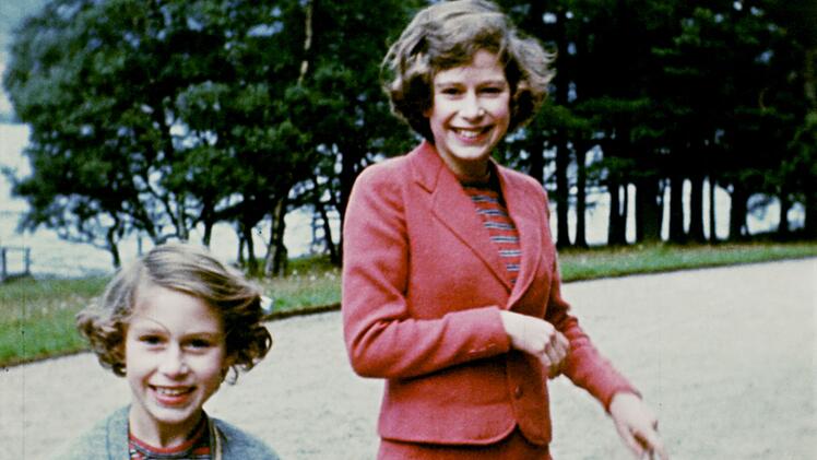 F&uuml;r die besondere Dokumentation "Elizabeth II., ganz privat" zum Platin-Jubil&auml;um der einstigen K&ouml;nigin von England hatte die BBC 2022 tief in deren Familienarchiv gegraben und unter anderem Fotos von Elizabeth (rechts) und ihrer j&uuml;ngeren Schwester Margaret gefunden.